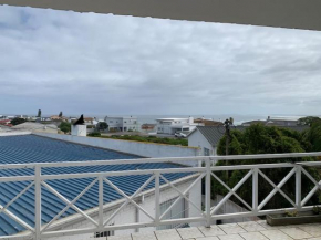 Lovely one bedroom upstairs flat with sea views and balcony